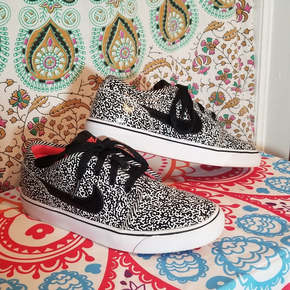 Nike Girls Youth size 5Y tennis shoes